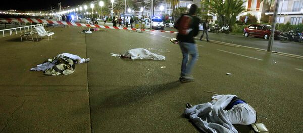 Тела погибших и пострадавшие в результате теракта в Ницце - Sputnik Кыргызстан