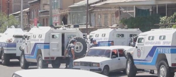 Обстановка в Ереване — кадры с места захвата полицейского участка - Sputnik Кыргызстан