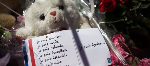 Игрушка и цветы на Английской набережной в Ницце в память о погибших в результате террористического акта - Sputnik Кыргызстан