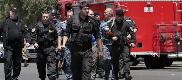 Сотрудники правоохранительных органов в Ереване. Архивное фото - Sputnik Кыргызстан