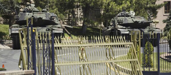 Танки стоят перед зданием главного штаба в Анкаре, Турция. Архивное фото - Sputnik Кыргызстан