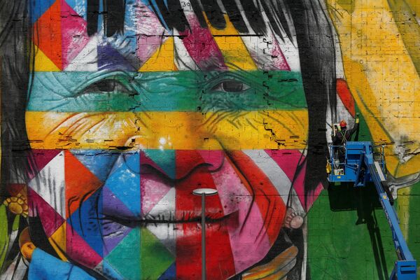 Создание гигантского граффити на улице Рио-де-Жанейро Создание гигантского граффити на улице Рио-де-Жанейро - Sputnik Кыргызстан