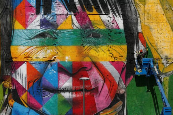 Рио-де-Жанейро шаарынын сүрөтчүлөрү чоң граффити жасашты. Ал жайкы олимпиада оюндарына арналган. Сүрөттүн аянты 3000 чарчы метр - Sputnik Кыргызстан