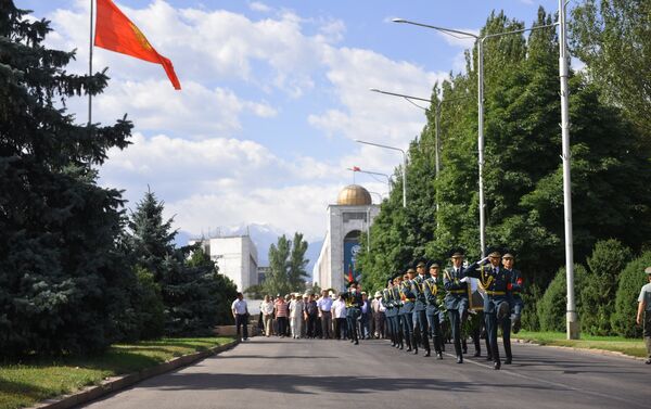 Суйунбая Эралиева похоронят на Ала-Арчинском кладбище. - Sputnik Кыргызстан