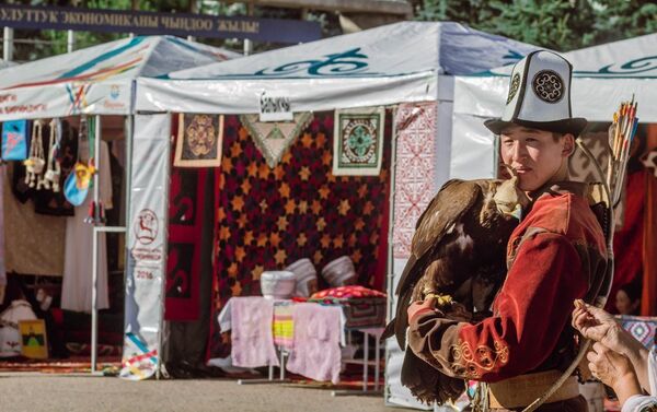 Мероприятие открыло театрализованное представление Кыргыз айылы каада-салт ордосу, в ходе которого были представлены традиции и обычаи, а также быт кыргызского народа. - Sputnik Кыргызстан