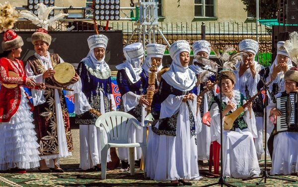 В рамках фестиваля прошел ряд мероприятий, в том числе Калпак фестивалы — мероприятие, посвященное национальному головному убору. - Sputnik Кыргызстан