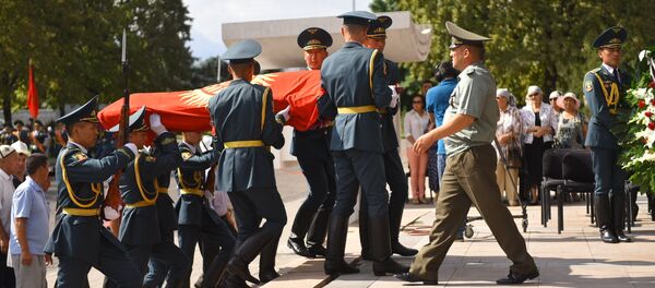 Панихида народного поэта и героя КР Суйунбая Эралиева. Архивное фото - Sputnik Кыргызстан