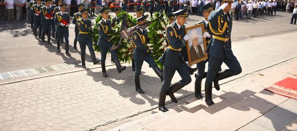 Солдаты национальной гвардии несут портрет народного поэта и героя КР Суйунбая Эралиева Солдаты национальной гвардии несут портрет народного поэта и героя КР Суйунбая Эралиева - Sputnik Кыргызстан