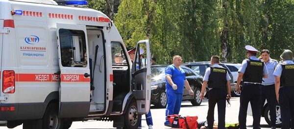 Сотрудники полиции около Алмалинского районного отдела внутренних дел в центре Алматы - Sputnik Кыргызстан