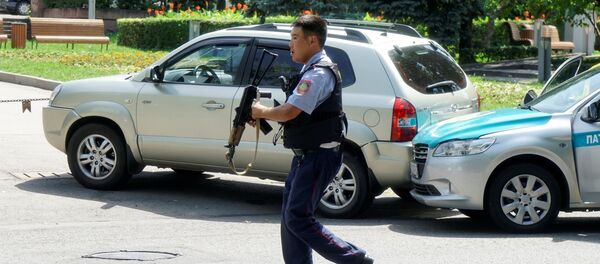 Сотрудник полиции Алматы. Архивное фото - Sputnik Кыргызстан