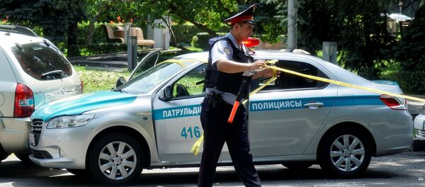 Алматынын атышуу болгон жеринде полиция кызматкери. Архив - Sputnik Кыргызстан