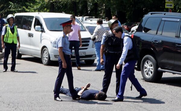 Полиция шектүү жаранды Алмалы райондук милициянын жанынан кармады - Sputnik Кыргызстан