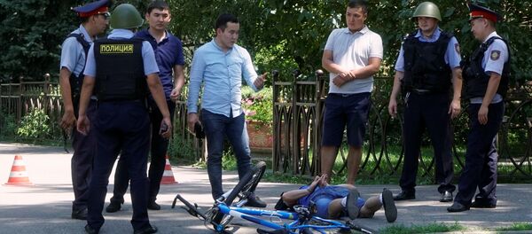 Сотрудники полиции возле задержанного в центре Алматы. Архивное фото - Sputnik Кыргызстан