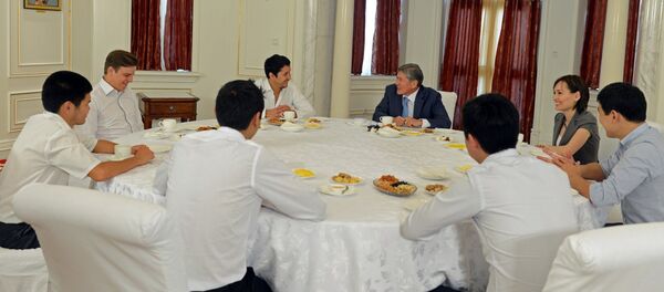 Президент Кыргызской Республики Алмазбек Атамбаев встретился с командой КВН Азия MIX. - Sputnik Кыргызстан