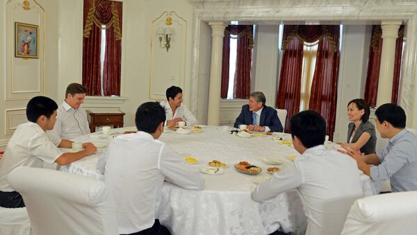 Президент Кыргызской Республики Алмазбек Атамбаев во время встречи с командой КВН Азия MIX. Архивное фото - Sputnik Кыргызстан