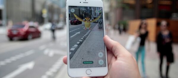 Мужчина играет в приложение Pokemon Go на телефоне. Архивное фото - Sputnik Кыргызстан