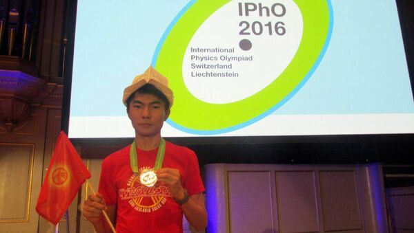 Кыргызстандык окуучулар Швейцарияда өткөн Эл аралык XLVII International Physics Olympiad олимпиадасында - Sputnik Кыргызстан