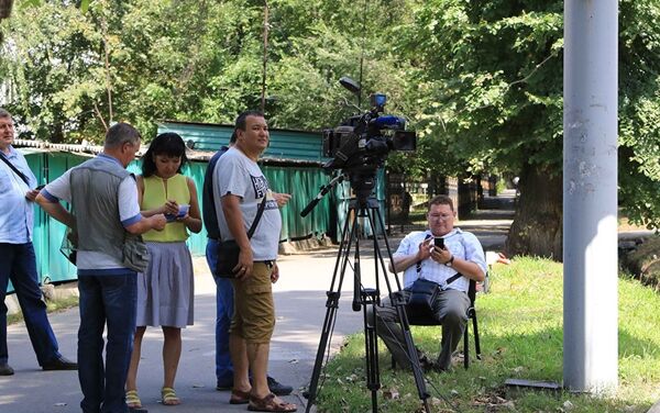 Сотрудники СМИ на улицах Алматы - Sputnik Кыргызстан