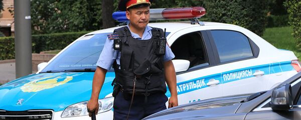 Полицейские дежурят на улицах Алматы. Архивное фото - Sputnik Кыргызстан