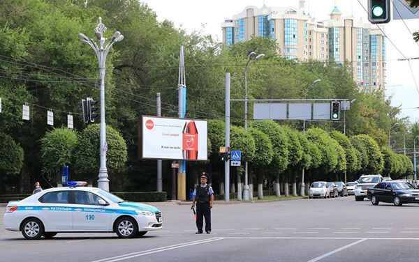 Полицейские дежурят на улицах Алматы после перестрелки. - Sputnik Кыргызстан