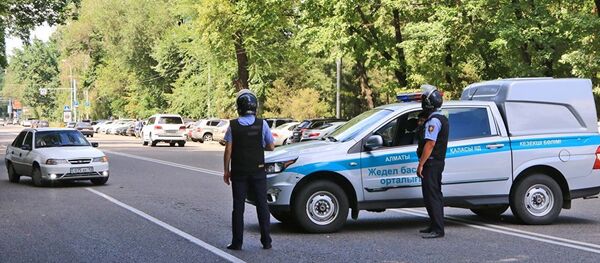 Полицейские дежурят на улицах Алматы после перестрелки.  Архивное фото - Sputnik Кыргызстан