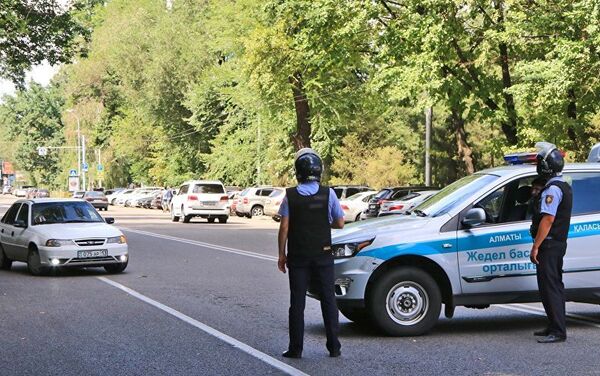 Полицейские дежурят на улицах Алматы после перестрелки. - Sputnik Кыргызстан