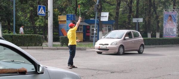 Работник точки фастфуда регулировал движение в центре Бишкека - Sputnik Кыргызстан