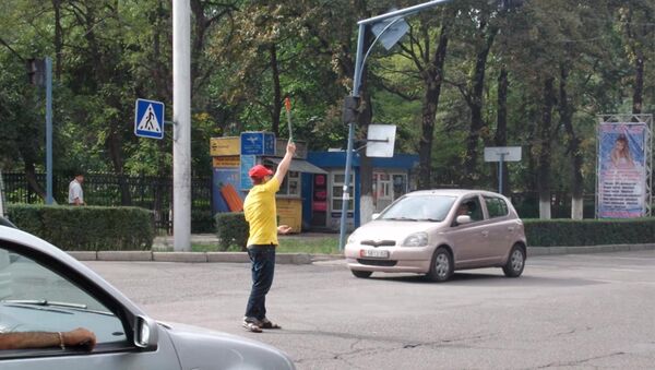 Работник точки фастфуда регулировал движение в центре Бишкека - Sputnik Кыргызстан