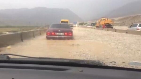 Трасса Бишкек  — Балыкчы в понедельник была вновь затоплена из-за сильных ливневых дождей. - Sputnik Кыргызстан