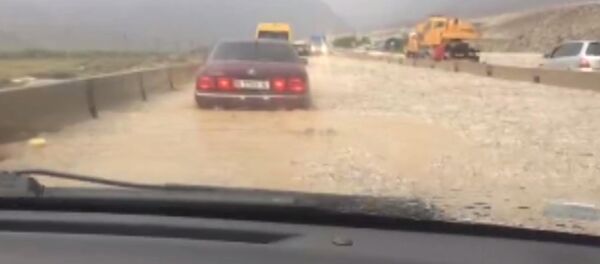 Трасса Бишкек  — Балыкчы в понедельник была вновь затоплена из-за сильных ливневых дождей. - Sputnik Кыргызстан