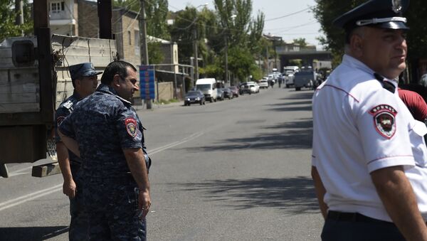 Полицейские у захваченного здания отделения полиции в районе Эребуни на окраине Еревана. Архивное фото - Sputnik Кыргызстан