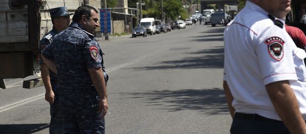 Полицейские у захваченного здания отделения полиции в районе Эребуни на окраине Еревана. Архивное фото - Sputnik Кыргызстан
