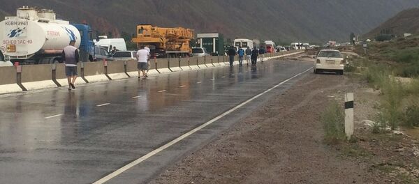 Автомобили медленно преодолевают мощные грязевые потоки на дороге Бишкек — Балыкчи. - Sputnik Кыргызстан
