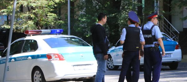 Полицейские дежурят на улицах Алматы после перестрелки. Полицейские дежурят на улицах Алматы после перестрелки. - Sputnik Кыргызстан