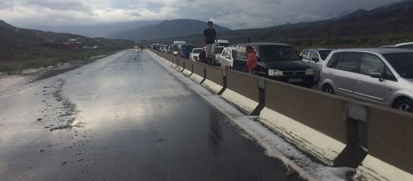 Автомобили на дороге Бишкек — Балыкчи, после селевых потоков. Архивное фото - Sputnik Кыргызстан