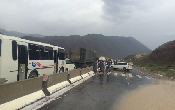 Затопленный участок автодороги в Боомском ущелье открыт с обеих сторон - Sputnik Кыргызстан