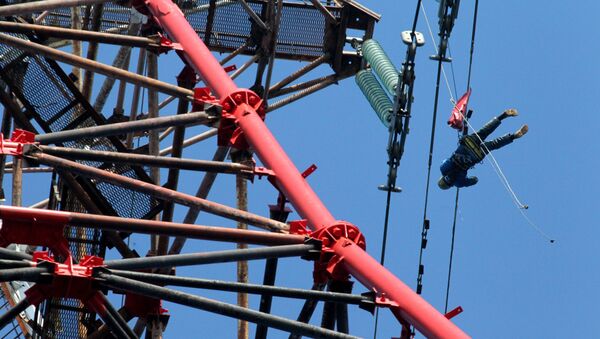 Промышленный альпинист ремонтирует провод линии электропередач. Архивное фото - Sputnik Кыргызстан