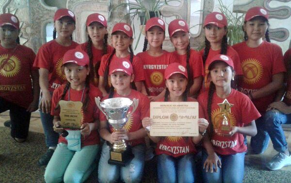 Младшая группа народного образцового ансамбля танца Жаш-Кыял завоевала Гран-при на фестивале в Армении - Sputnik Кыргызстан