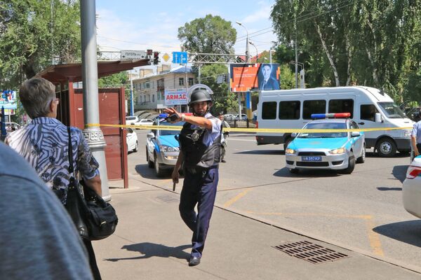 Полиция аймактык курчоого алып, автоунаалардын кыймылына чектөө киргизди - Sputnik Кыргызстан