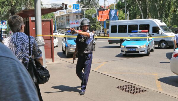Сотрудник полиции около Алмалинского районного отдела внутренних дел в центре Алматы. Архивное фото - Sputnik Кыргызстан