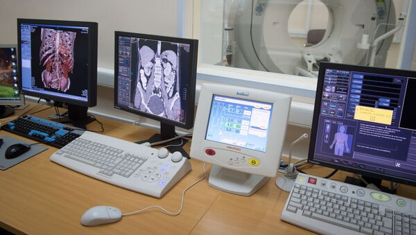 Компьютеры с изображениями результатов томографии пациентов. Архивное фото - Sputnik Кыргызстан