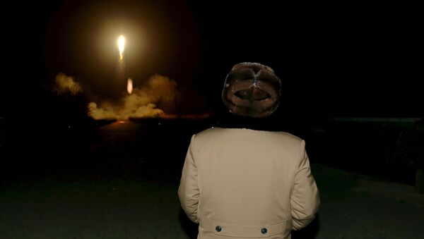 Лидер Северной Кореи Ким Чен Ын наблюдает за запуском баллистической ракеты. Архивное фото - Sputnik Кыргызстан