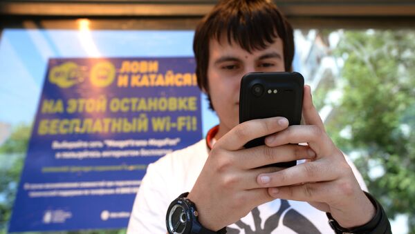 Молодой человек на остановке общественного транспорта, оборудованной бесплатным Wi-Fi. Архивное фото - Sputnik Кыргызстан