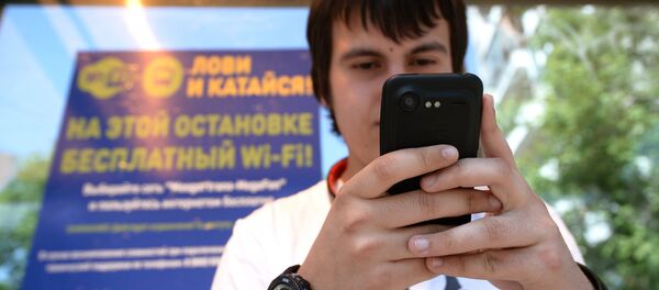 Wi-Fi жабдууланган аялдамада колдонуучу. Архив - Sputnik Кыргызстан