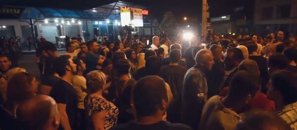 Обстановка у захваченного здания полиции после появления митингующих Обстановка у захваченного здания полиции после появления митингующих - Sputnik Кыргызстан