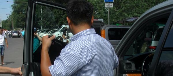 Милиционеры заставили бишкекчан снять незаконную тонировку Милиционеры заставили бишкекчан снять незаконную тонировку - Sputnik Кыргызстан