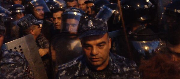 Ситуация близ захваченного в Ереване здания полиции накалена - Sputnik Кыргызстан