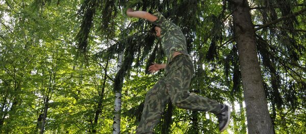Преодоление полосы препятствий в детском военно-спортивном лагере. Архивное фото - Sputnik Кыргызстан