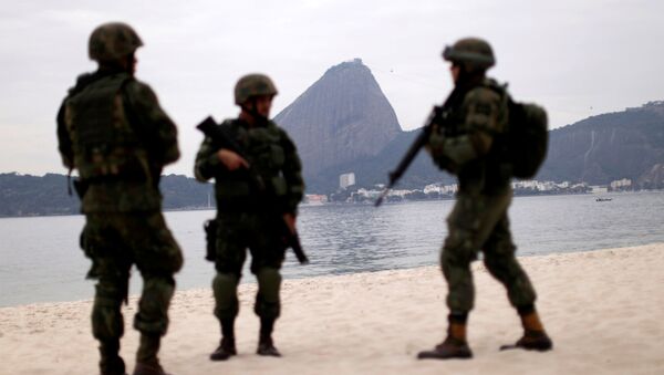 Бразильские военнослужащие ВМС на пляже Фламенко в преддверии Олимпийских игр в Рио-де-Жанейро, Бразилия. Архивное фото - Sputnik Кыргызстан