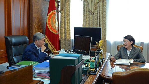 Президент Алмазбек Атамбаев и председатель Центральной комиссии по выборам и проведению референдумов Нуржан Шайлдабекова. Архивное фото - Sputnik Кыргызстан